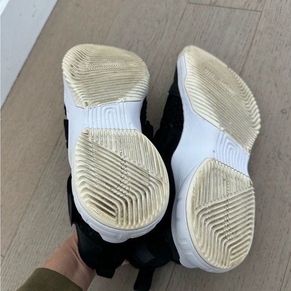 Nike Lebron Soldier Black Sneakers - Picture 6 of 6